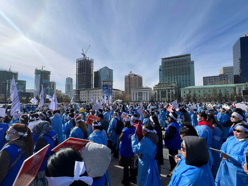 #ШУУД Эрүүл мэндийн салбарын эмч,эмнэлгийн ажилтнууд долоо хоногийн турш жагсаал,суулт хийсэн ч төр засгаас тодорхой арга хэмжээ аваагүй тул ажил хаялт зарлахаар мэдэгдэл хийж байна